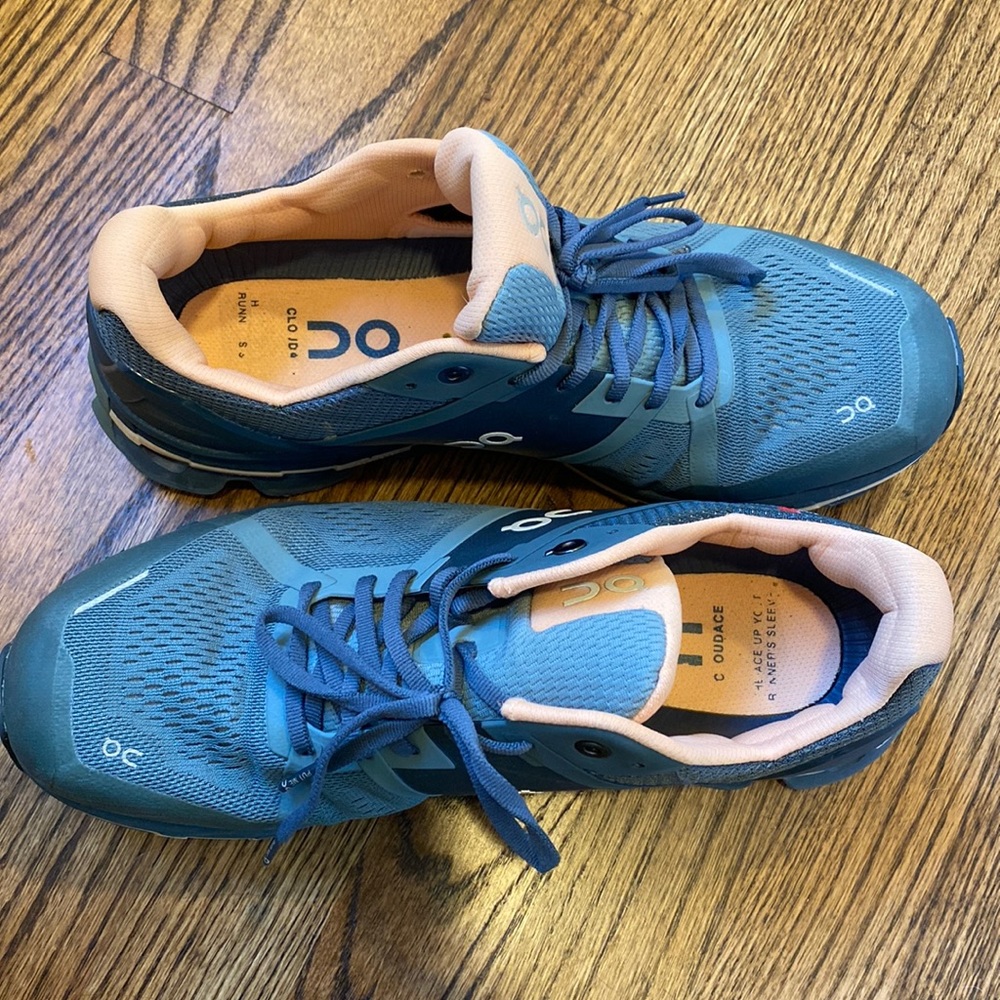 womens on cloud running shoes size 10